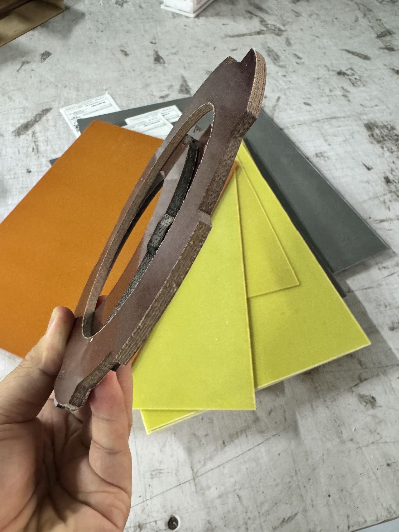Chi tiết phíp vải bố nghiêng thấy bề dày và cạnh cắt CNC lộ lớp vải