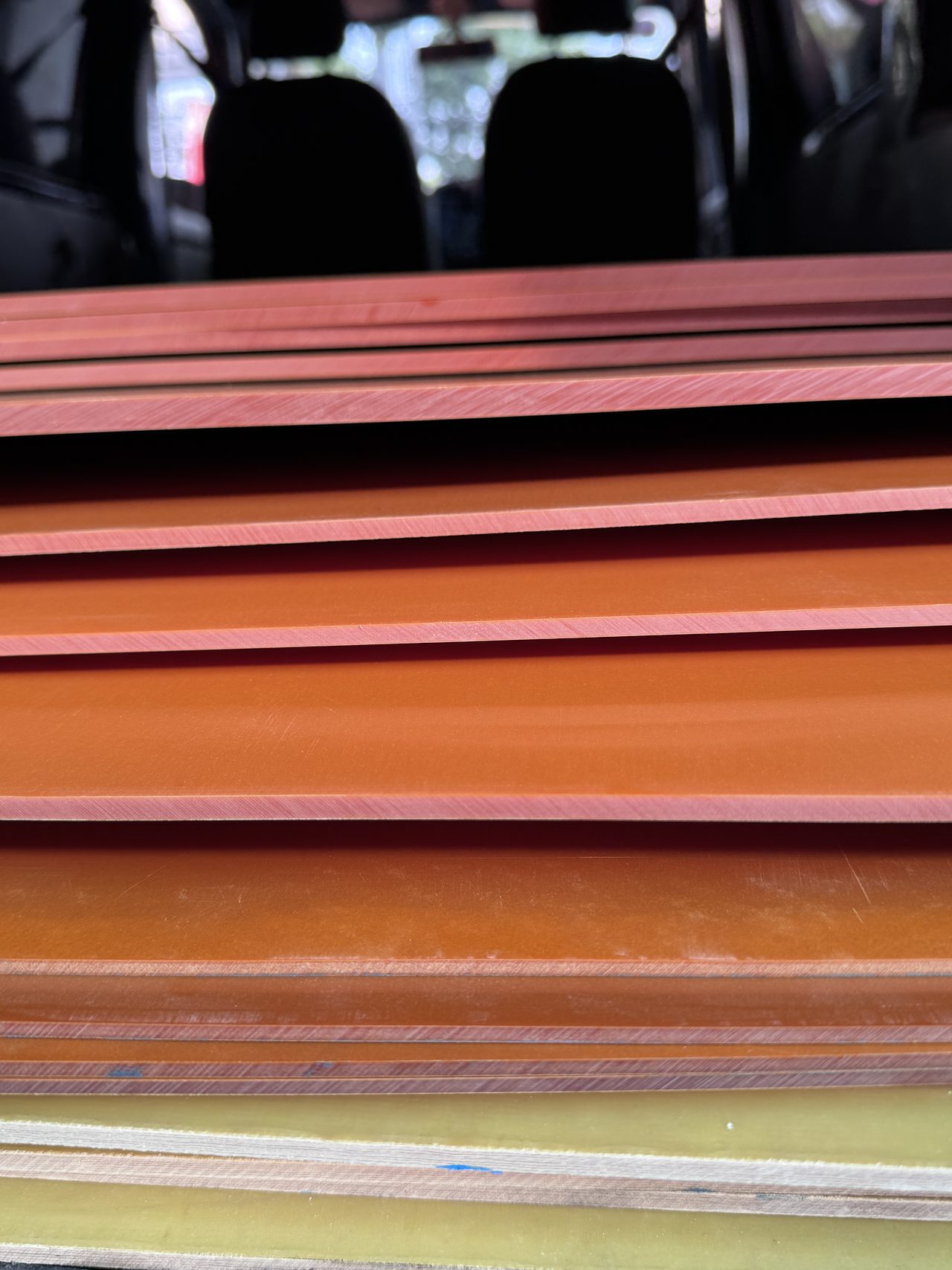 Cạnh nhiều tấm phíp cam mỏng xếp lệch nhau trong xe