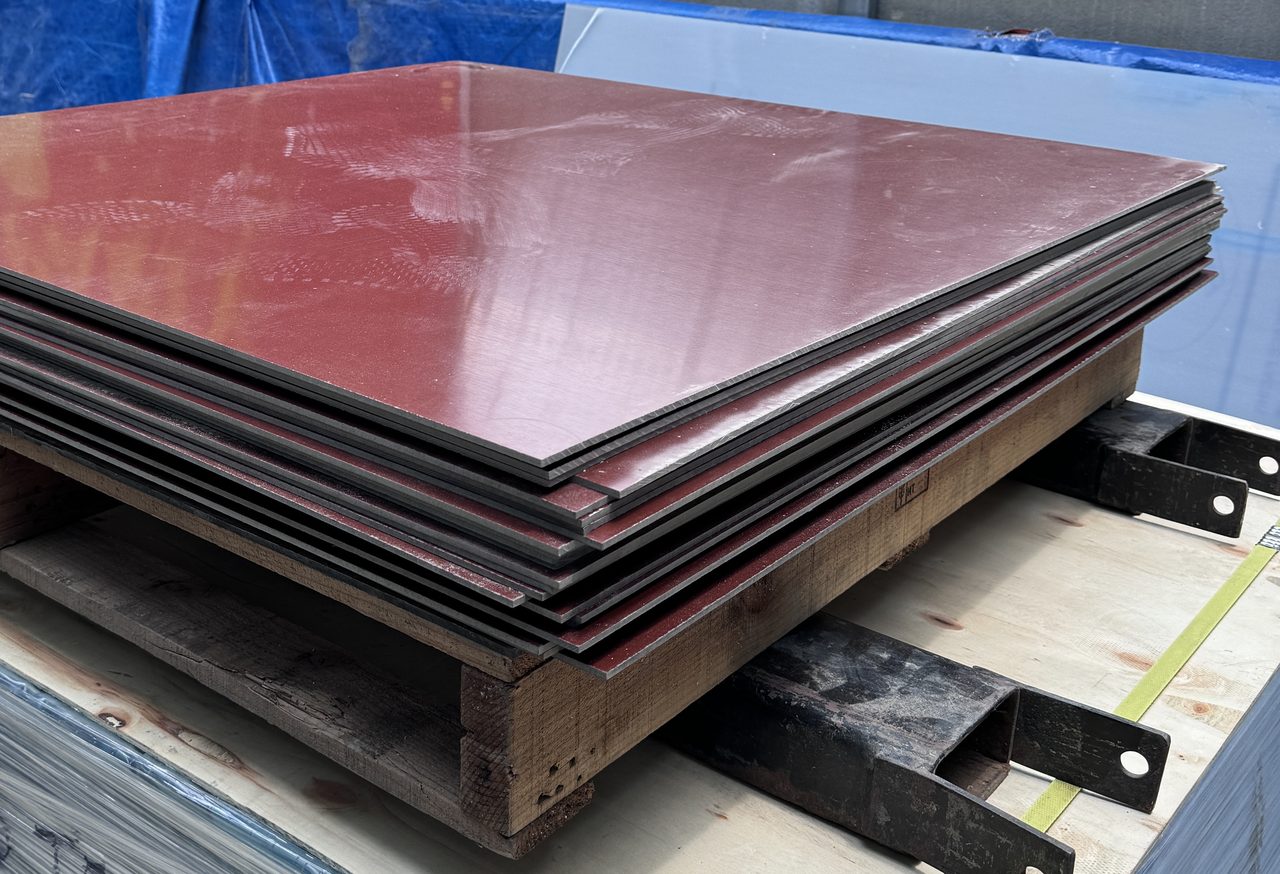 Chồng tấm phíp nâu cốt giấy xếp phẳng trên pallet gỗ