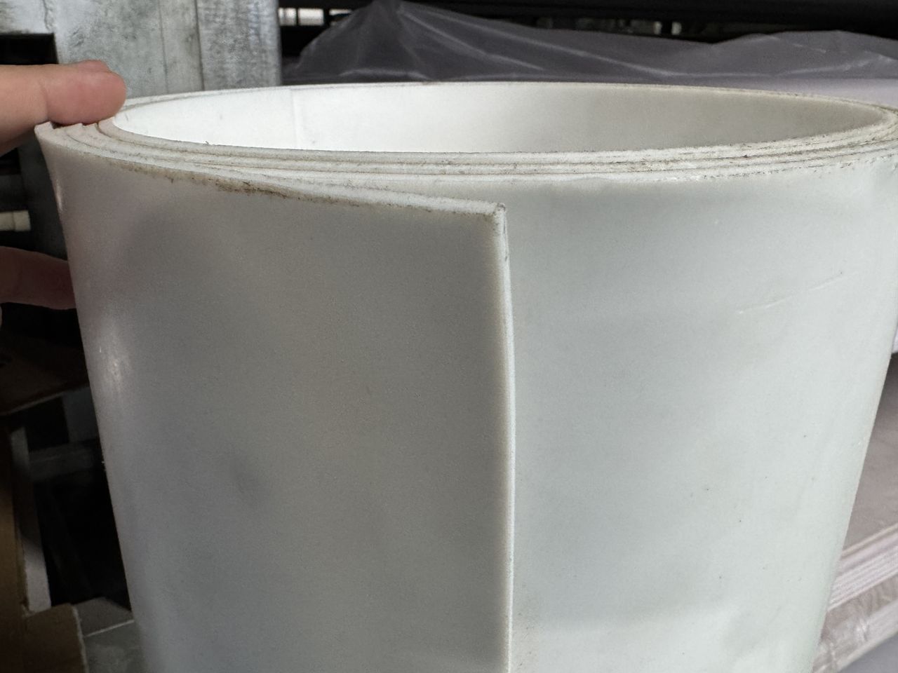 Cuộn tấm nhựa PTFE màu trắng sữa, mép tấm cuộn tròn