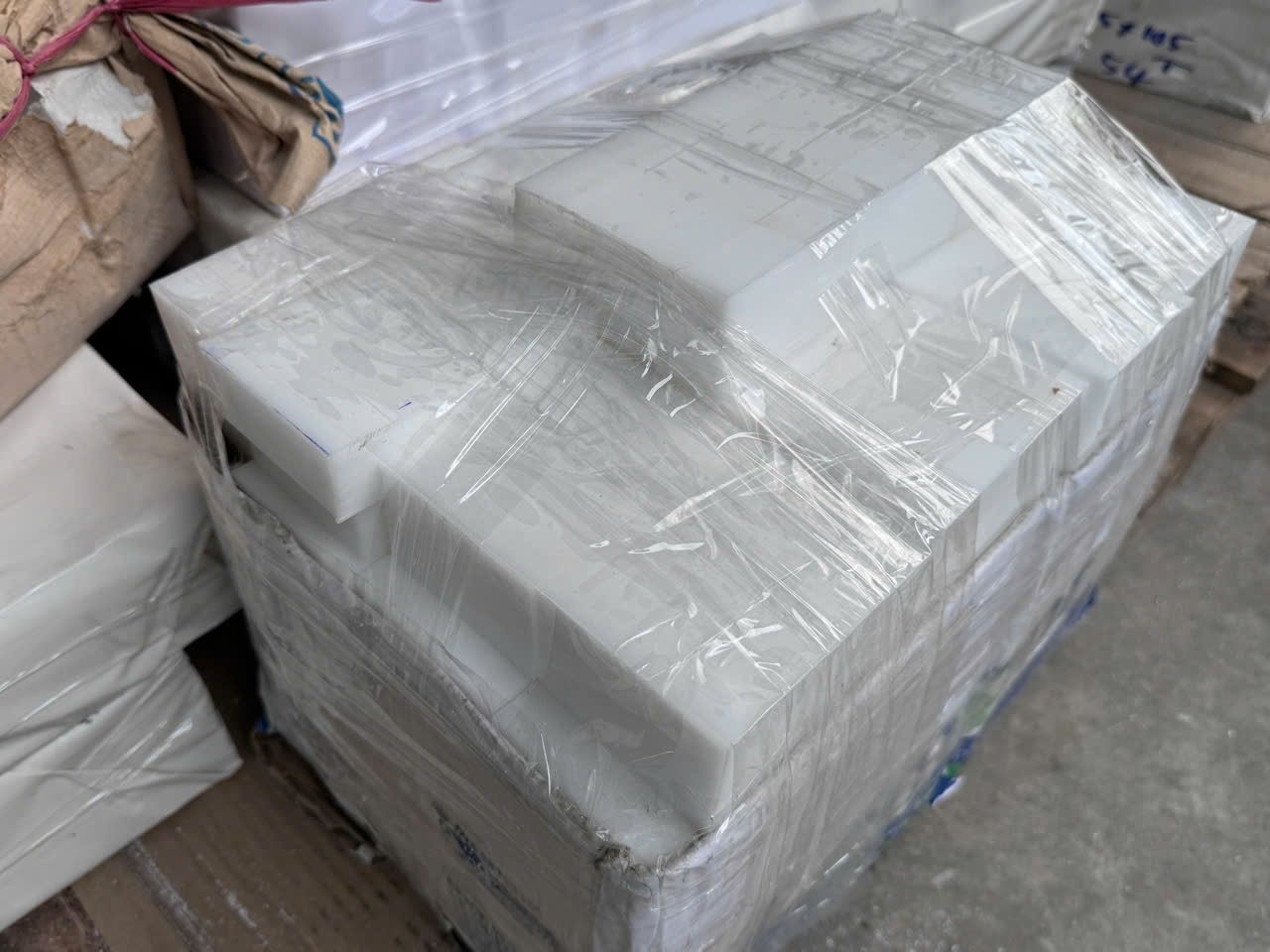 Khối nhựa POM trắng cắt sẵn xếp chồng, bọc màng co trong kho