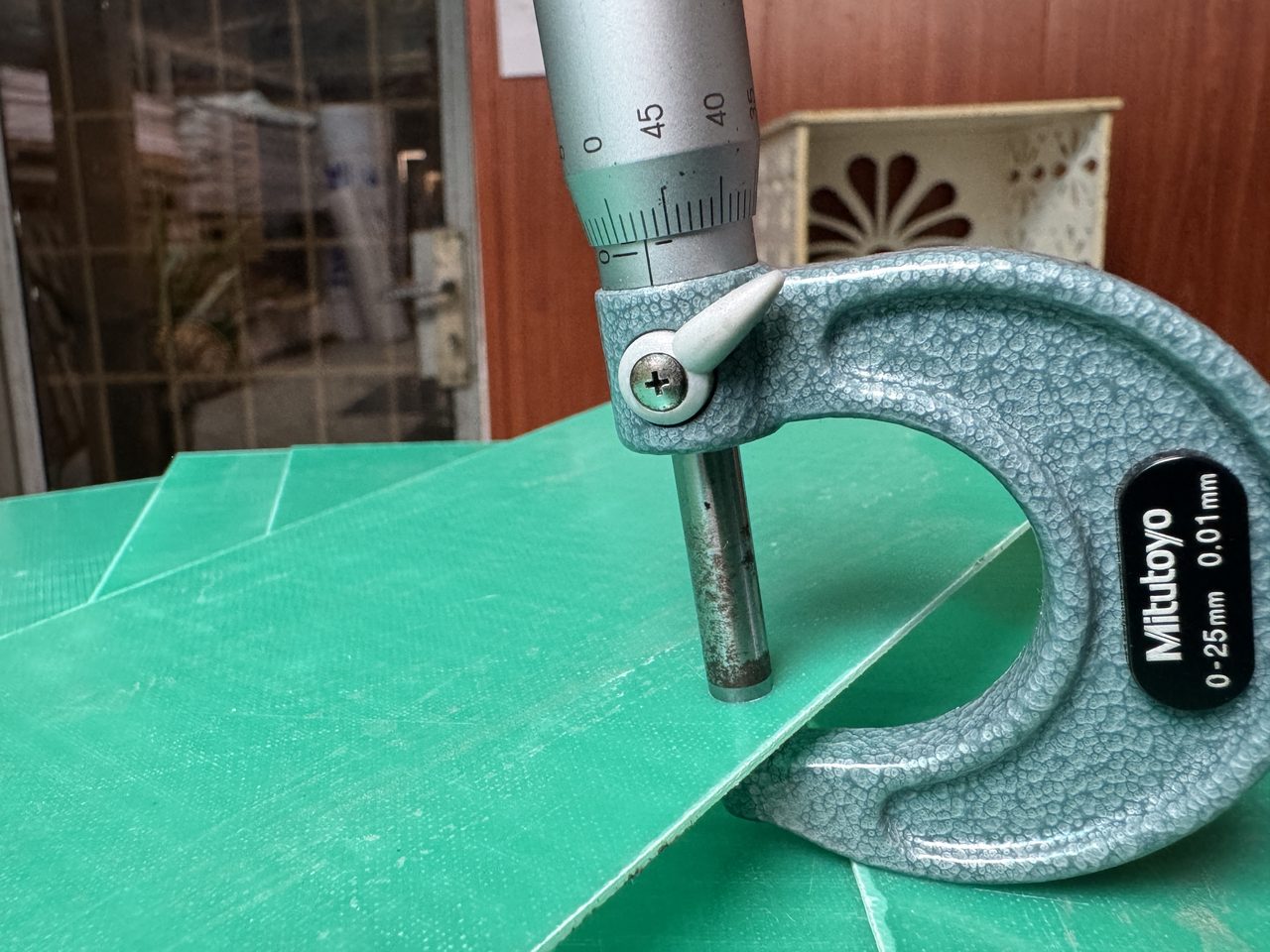 Panme Mitutoyo 0-25 mm kẹp tấm phíp xanh ngọc 1 mm, thang đo hiện 0,97
